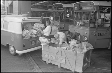 21536-5-15 Personeel van de Rotterdamse Electrische Tram (RET) verzamelt in de remise Kleiweg papier voor de RET-harmonie.