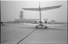 21538-1-30 Vliegveld Zestienhoven, vanaf platform richting verkeerstoren; achterzijde van vliegtuig op de voorgrond.