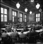 21582-4-1 Overzicht raadszaal tijdens vergadering van de Rijnmondraad in het stadhuis.