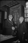 21583-3-42 Burgemeester W. Thomassen feliciteert de heer Th.J C. Verduin met zijn benoeming en installatie tot nieuwe ...
