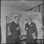 21619-4-9 Minister ir. W.F. Schut van Ruimtelijke Ordening en Volkshuisvesting (rechts) en W.A. Fibbe, voorzitter van ...