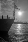 21631-2 Een marineman is bezig met de Britse vlag op de boeg van een Brits oorlogsschip, deel uitmakend van het ...
