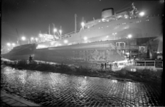 21640-5-17 Een drijvend droogdok 'Prinses Irene' van de scheepswerf Verolme, met de Griekse vrachtvaarder Mary 'aan ...