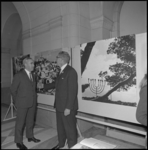 21669-4-5 Burgemeester Wim Thomassen opent in de hal van het stadhuis een fototentoonstelling over Israël.