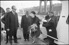 21711-1 Mevrouw H.E.H. Baart-Maas, echtgenote van de president-directeur van Esso Nederland, keert terug van de doop ...