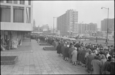 21759-2-36 Een lange rij ouderen voor de hoofdingang (tot aan Kruisplein) van De Doelen in verband met een ...