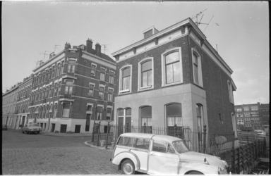 21829-4-15 Locatie waar de Fabriekstraat op de Zwaanshalskade uitkomt; op de achtergrond huizen aan de Linker Rottekade.