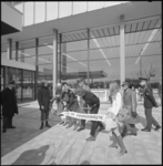 21942-2-10 Bij de opening van het stationsgebouw van de luchthaven Rotterdam zorgden de Rotterdamse kabouters voor een ...