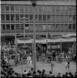 21994-3 Gedeelte van Stadhuisplein met judodemonstratie en publiek.