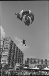 22021-4-21 Parachutist landt op het Schouwburgplein i.v.m. manifestatie C'70.