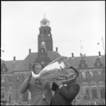 22055-1-5 De 'Mounties' drinken uit de Europacup op het Stadhuisplein als promotie van hun Internationale C'70-show die ...
