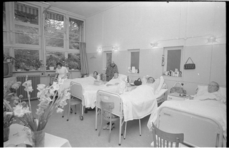 22082-5-9 Boezembarakken: interieur van ziekenzaal met patiënten.