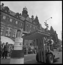 22122-2-7 Voor het stadhuis op de Coolsingel zijn vorkheftruckchauffeurs aan het werk met allerlei transporten.