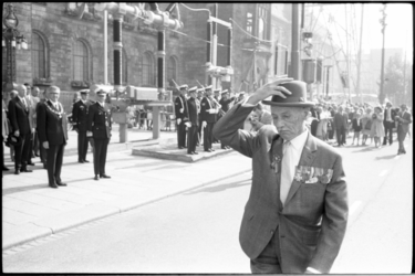 22193-1 Defile oud-mariniers op de Coolsingel met o.a. veteranen, burgemeester W. Thomassen en naast hem de nieuwe ...
