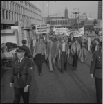 22269-1-2 Mensen met spandoeken protesteren op het Schouwburgplein tegen gebeurtenissen in Brazilië.