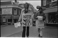 22280-2-41 Sandwichman protesteert tegen de plannen voor het Rotte- tracé.