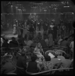 22403-3-11 Overzicht van de zaal in Odeon met dansende mensen.