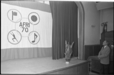 22420-5-41 Op het toneel van een zaal wordt de 'Afri '70'-vlag zichtbaar.