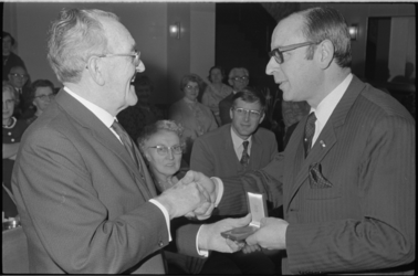 22473-2-13 J. Terwiel (links) ontvangt de Penning van de Maze uit handen van de voorzitter van de Rotterdamse ...