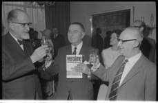 22473-3-3 Uitgever Ad Donker (links), Cor Verolme en (rechts) schrijver Leo Ott tijdens de presentatie van het boek ...