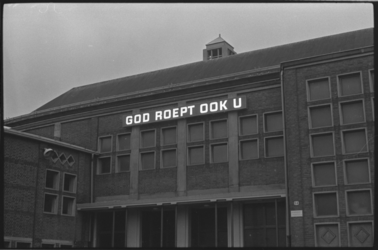 22569-5-10 Grote letters ('GOD ROEPT OOK U') aan de 'Gerdesiaweg-zijde' van de Nieuwe Oosterkerk, Boezemweg 170, ...