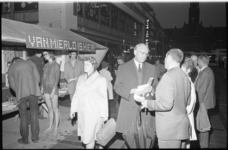 22588-1-29 PvdA-politicus Dr. Anne Vondeling (midden, met bril) op het Stadhuisplein, ter hoogte van een ...