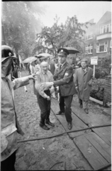 22637-5-22 De 73-jarige Adriaan van der Ham (in de wijk ook bekend als 'Spooky') wordt door politieman gedwongen niet ...