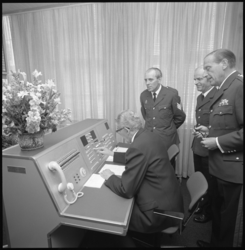 22643-3-1 Burgemeester Wim Thomassen opent de nieuwe politiemeldkamer op het Haagseveer. Rechts op de foto korpschef, ...