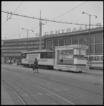 22647-3-1 Het Centraal Station en het Stationsplein. Op de voorgrond een tram, motorrijtuig 2514, met bakaanhanger voor ...