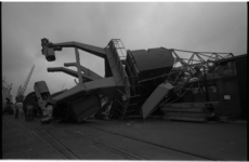 22777-3-9 Een portaalkraan van het Nederlands Transport Bureau (NTB) ligt op zijn kant nadat het Noorse vrachtschip ...