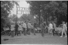 22780-2-34 Demonstratie bij de ingang van het zwembad 't Zwarte Plasje' in Hillegersberg tegen de apartheid in Zuid-Afrika.