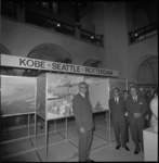 22786-1-11 Tentoonstelling zusterhavens Kobe, Seattle en Rotterdam in stadhuishal; links burgemeester W. Thomassen.