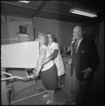 22845-3-11 Mevrouw C.P. van Assendelft, de twee-miljoenste klant om een röntgenfoto te laten maken. Rechts: professor ...