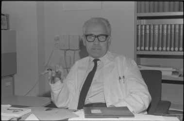 22894-7-2-L Portret van prof. dr. G.A. Ladee, psychiater in het Dijkzigt Ziekenhuis.