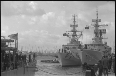 22934-1-L Een Navo-eskader, bestaande uit een Amerikaans, Duits, Engels en een Nederlands schip, brengt een bezoek aan ...