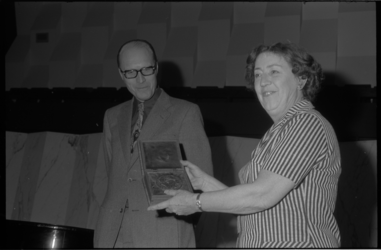 22989-5-50 In De Doelen wordt de Anna Blamanprijs voor literatuur uitgereikt door mevrouw J.C. Lührs-Vrugt aan de ...