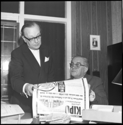 23070-4-8 KIPO-directeur W.B. Knoops (rechts) in zijn directiekantoor waar hij Carel Briels (omstreden regisseur van ...