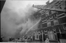 23101-4-55 Brandweer aan het blussen bij brand in de Gashouderstraat.