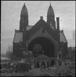 23140-4-2 De vergevorderde sloop van de Koninginnekerk aan de Boezemweg.