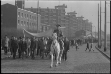 23171-6-24 Een politieman te paard vooraan bij een protestmars van honderden stakende metaalarbeiders op de Schiedamseweg.