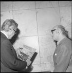 23226-3-3 Bernard Drukker hammondorganist, rechts, heeft aan burgemeester W. Thomassen de grammofoonplaat Ahoy! 100 ...