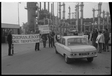 23367-5-38 Leden van het Centraal Actiecomité Rijnmond protesteren bij de opening van Oxirane Chemie Nederland aan de ...