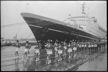 23378-3-15 Het Russisch passagiersschip 'Mikail Lermontov' aan de Wilhelminakade.