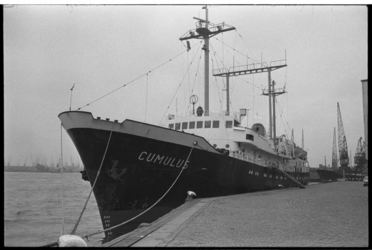 23439-5-43 Het weerschip 'Cumulus', afgemeerd aan de Parkkade, naast het ventilatiegebouw van de Maastunnel.