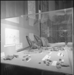 23512-4 In een vitrine worden archeologische voorwerpen getoond die zijn gevonden op de Maasvlakte.