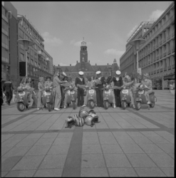 23517-4-7 Groep dames met scooters op het Stadhuisplein; zij dienen als gidsen in de stad voor de toeristen.