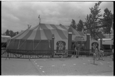 23558-1-32 Opstelling van circus Hoepla tijdens Jeugdland-Binnen.
