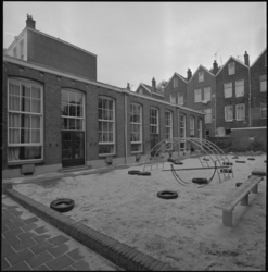 23560-2-5 Een dependance van kleuterschool met een speelplaats in de Herman Costerstraat (Afrikaanderwijk).