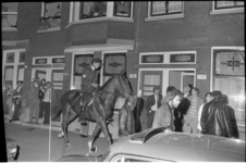 23654-6-16 Politieman te paard treedt op richting wijkbewoners die protesteren tegen de in hun ogen toenemende ...