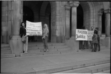 23657-7-17A Aktie Komitee Pro Gastarbeiders demonstreert met spandoeken op de trappen van het stadhuis. Geheel links: ...